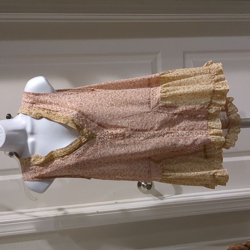 Lisa Robertson Short sleeve blouse. V neck ruffled hi/ low hem. Size M Lace trim